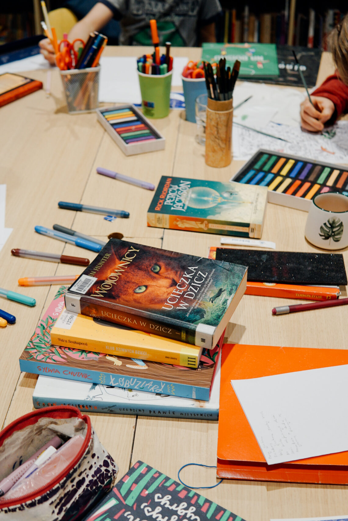 Klub czytelniczy dla młodzieży - ulubione książki przyniesione na spotkanie