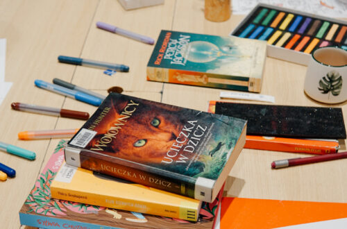 Klub czytelniczy dla młodzieży - ulubione książki przyniesione na spotkanie